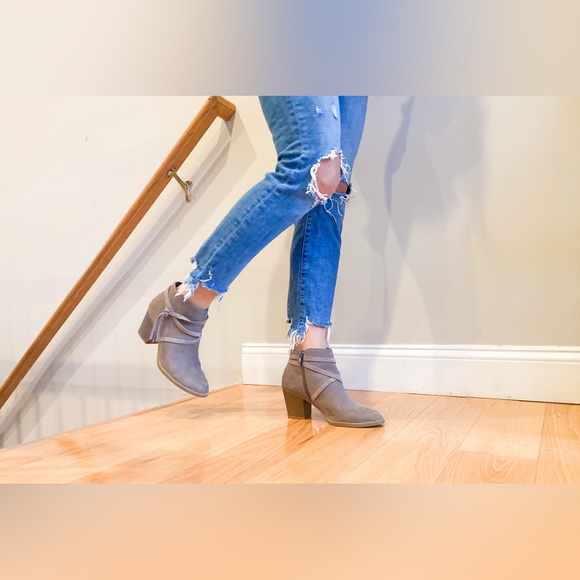 Express, Booties, color grey, size 8 - Picture 10 of 11